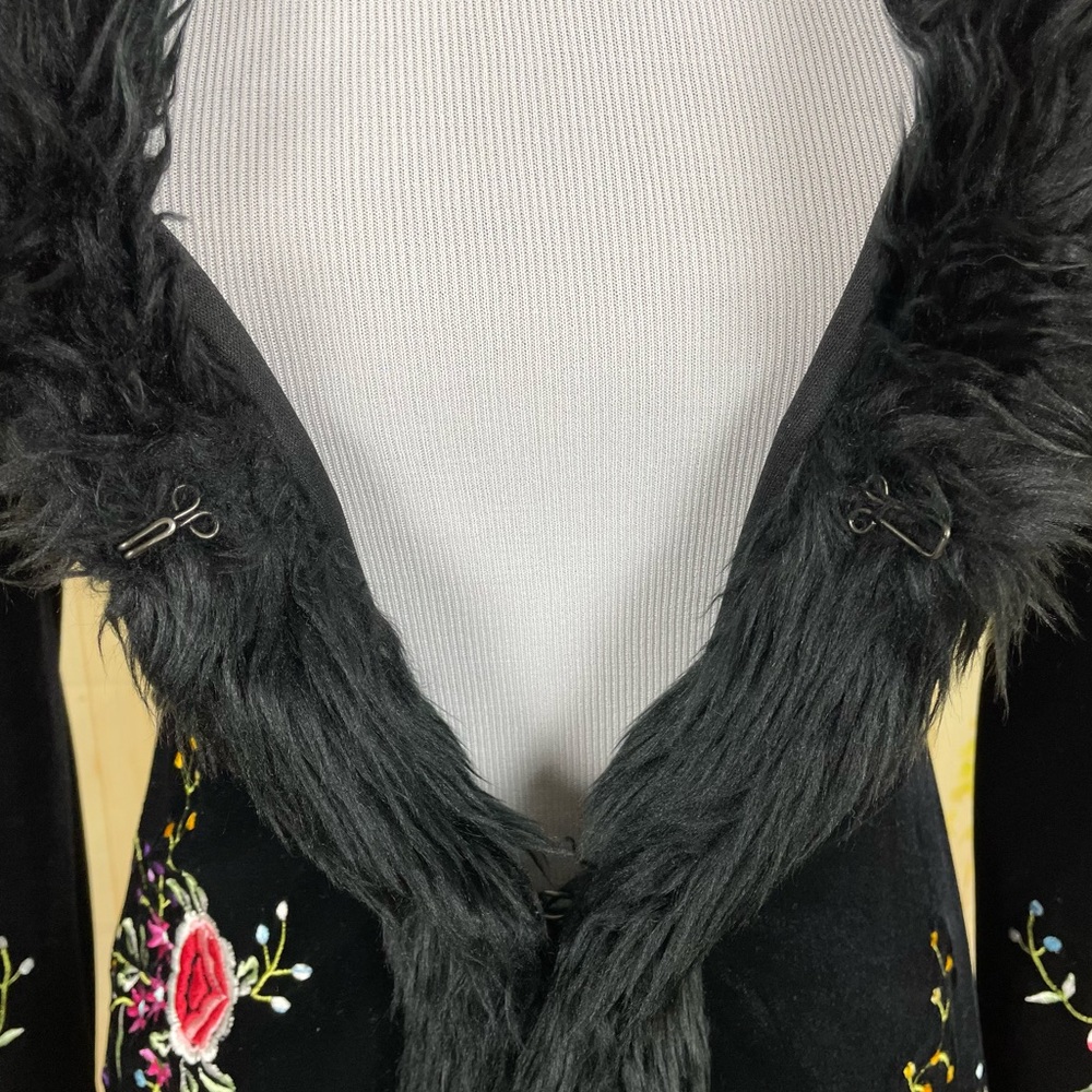 SOLD Betsy Johnson Vintage 90s Y2K Floral
Velvet Fur Trim Penny Lane Coat Size 6 - Picture 5 of 12